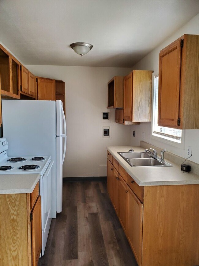 Building Photo - 1/2 OFF OCTOBER RENT - House Close to Town