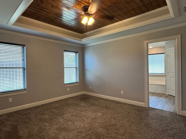 Building Photo - 205 Meadow Ln