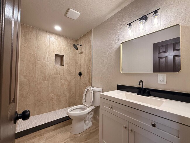 Building Photo - 4049 Castlegate Dr