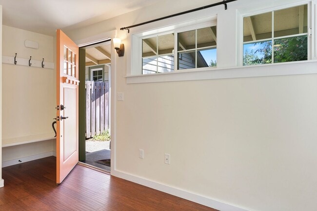 Building Photo - MOVE IN READY NOW! Stylish One-Bedroom A/C...