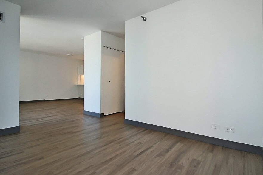 Building Photo - 417 E Ohio St