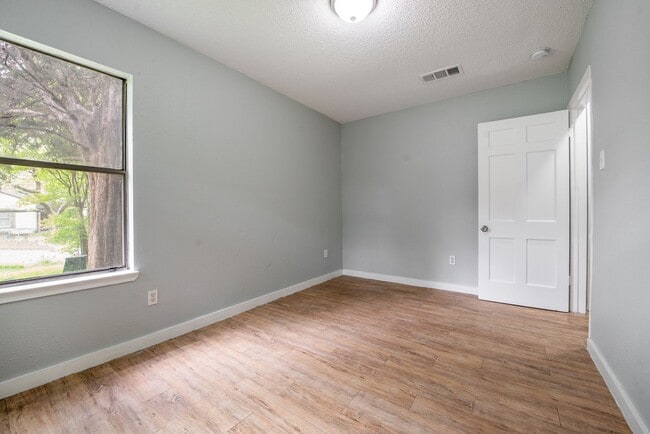 Building Photo - Affordable 3BD/2BA single-family unit!