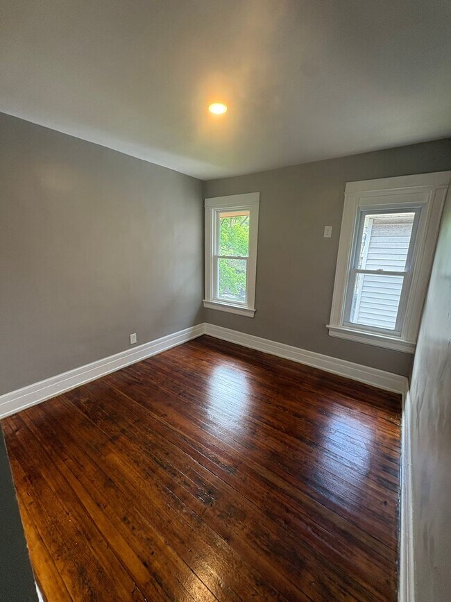 Building Photo - Charming Three Bedroom Townhouse!