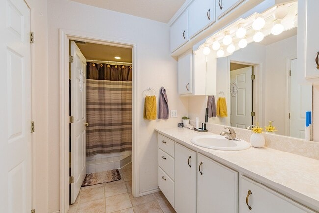 Building Photo - Conveniently located 3 Bedroom, 2 bath