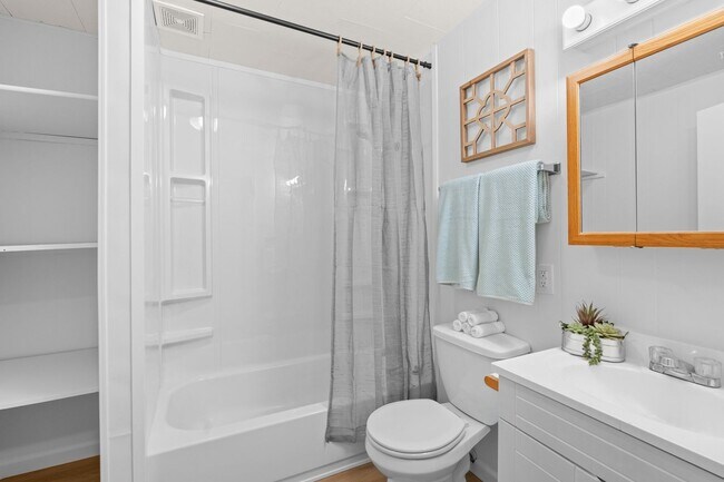 Building Photo - 420 E Sanson Ave