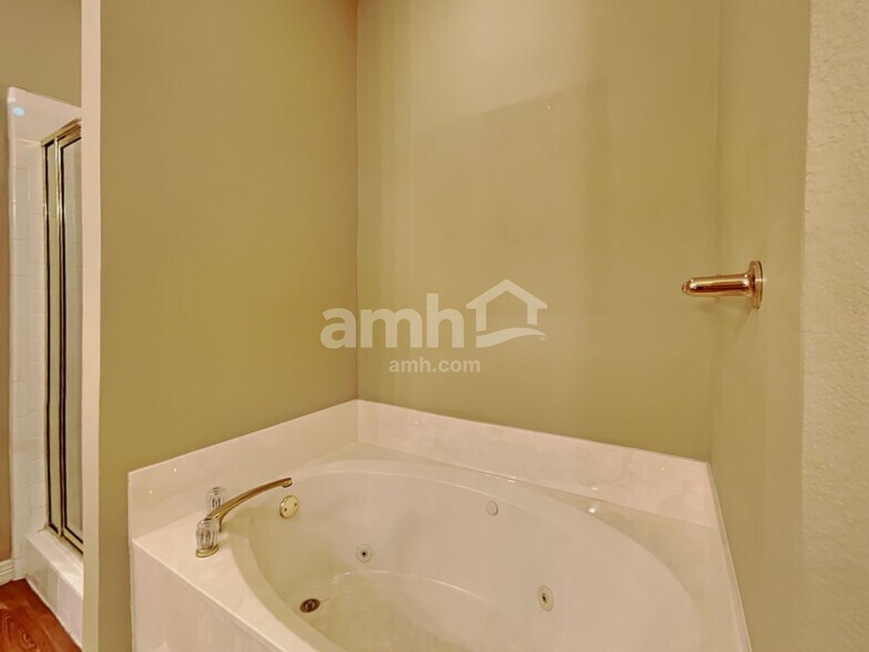 Building Photo - 310 Victory Ln