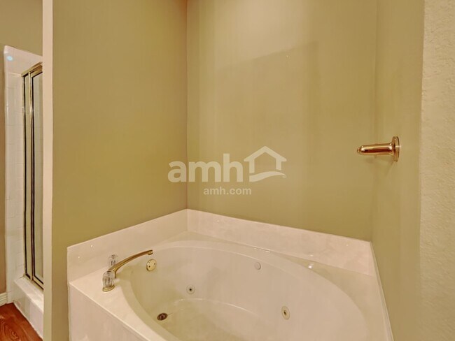 Building Photo - 310 Victory Ln