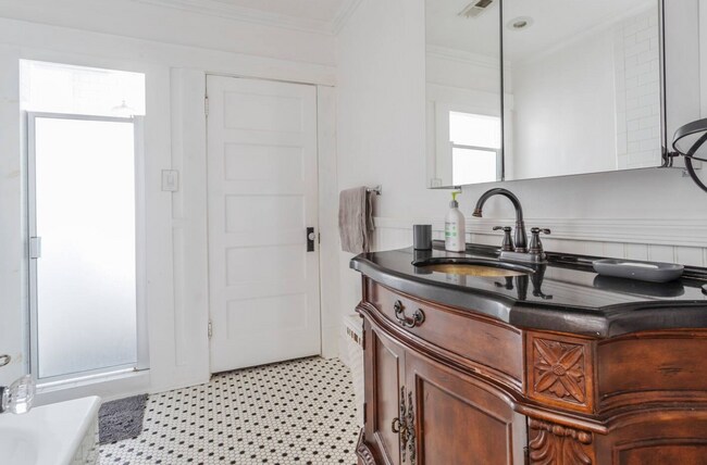 Building Photo - 1020 Havenhurst Dr