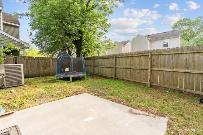 Building Photo - Spacious 4-Bedroom Home with First-Floor S...