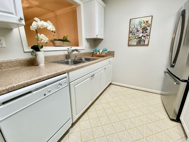 Building Photo - Super-Cute Condo!  First Floor - 1-Story - Fenced Patio - Storage - Pet Friendly!