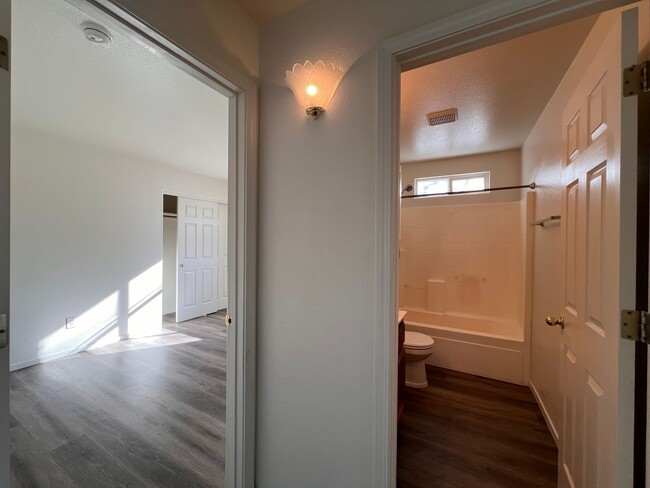 Building Photo - Cute 2 bedroom home located in Donner Trails!