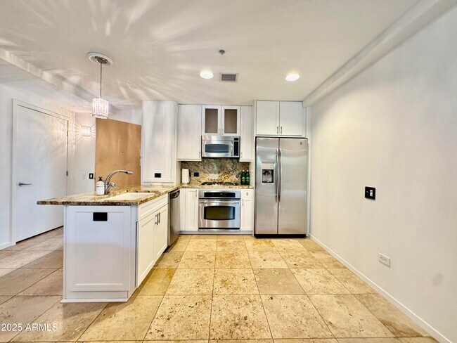 Building Photo - 7141 E Rancho Vista Dr