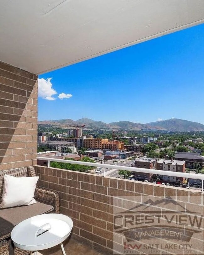 Building Photo - Broadway Condo