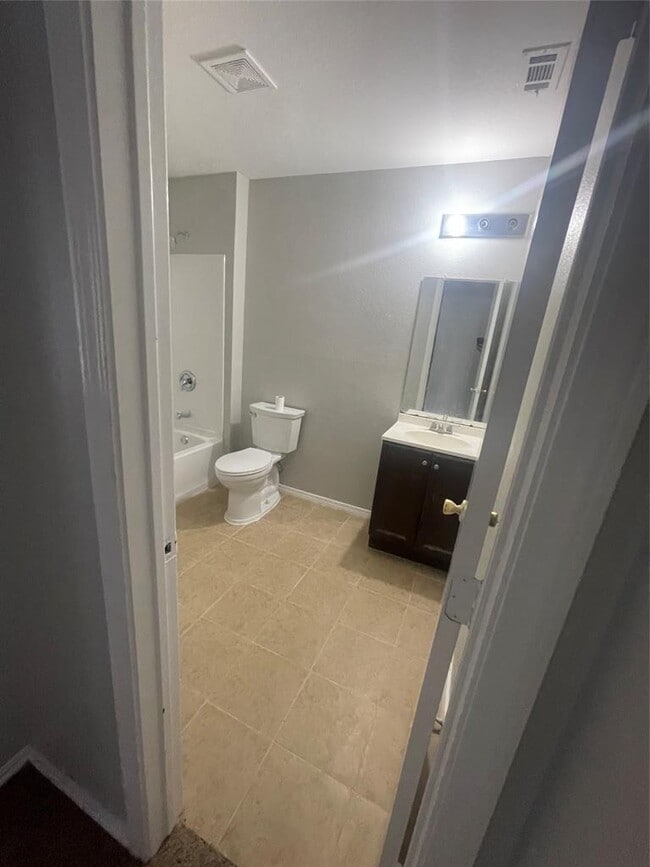 Building Photo - 5309 Woodland Oaks Ct