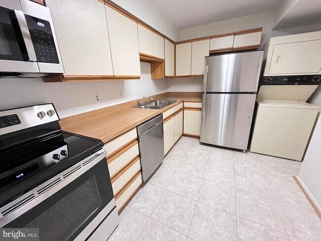 Building Photo - 15100 Interlachen Dr