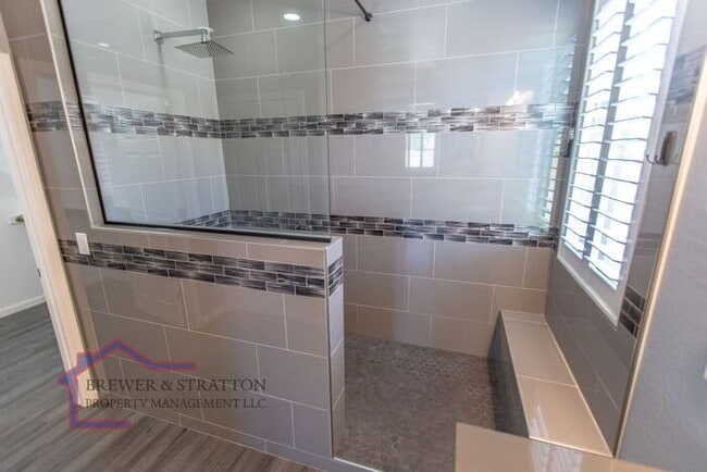 Building Photo - 391 S 163rd Dr - 4BR, 2BA - Sarival/Van Buren