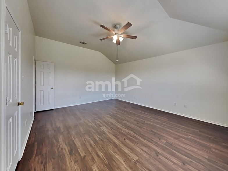Building Photo - 617 Overton Dr