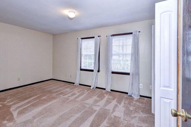 Building Photo - Lovely 2-Bedroom, 1.5-Bath End Unit Townho...