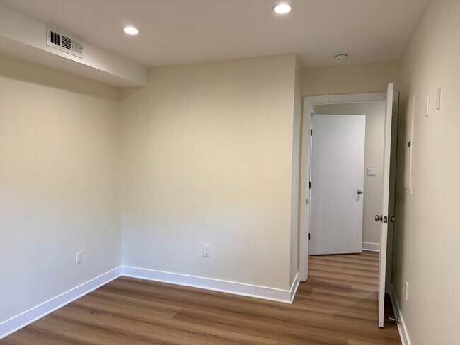 Building Photo - 2514 S Palm Grove Ave