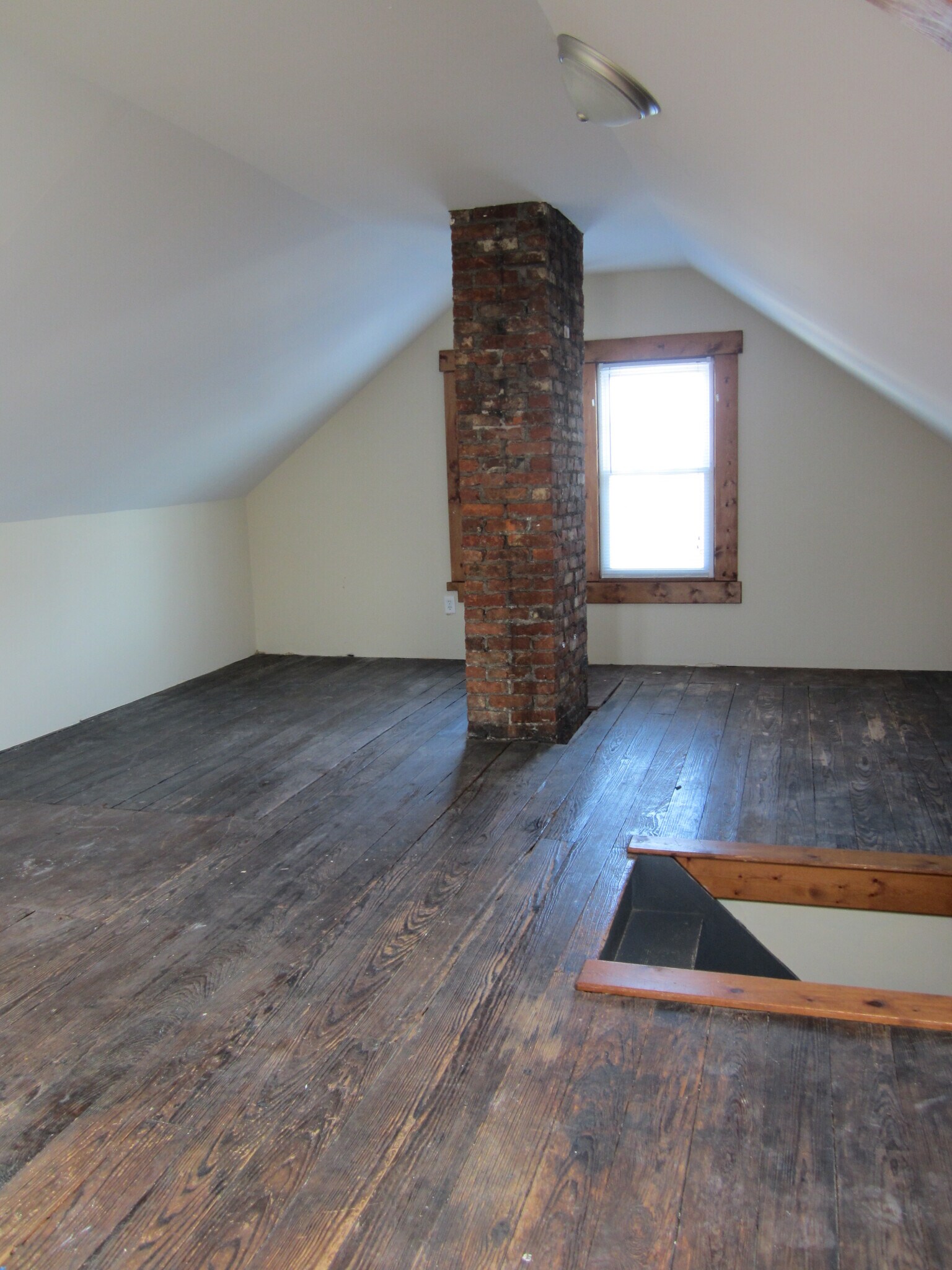 Building Photo - 2444 Deming Ave