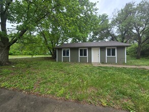 Building Photo - Charming 3 bed 1 bath house!