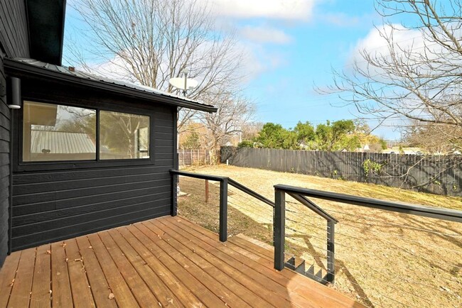 Building Photo - 919 Walter St