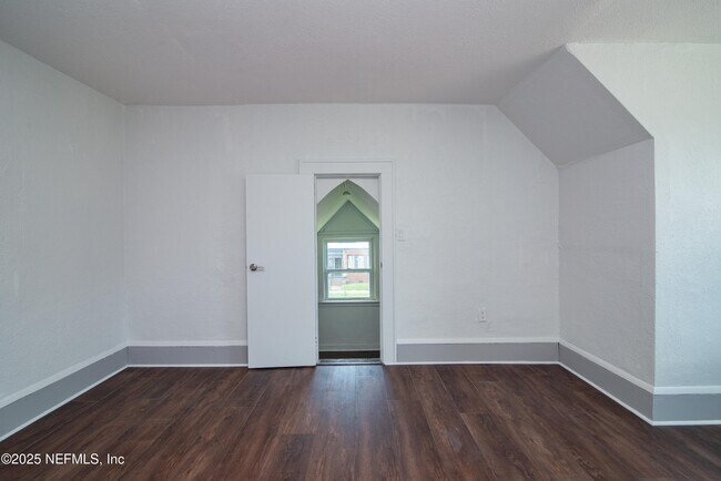 Building Photo - 550 Birch St