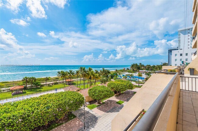 Building Photo - 2555 Collins Ave