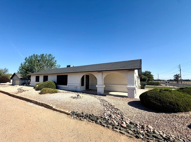 Building Photo - Updated 3 Bedroom, 2 Bathroom Home in Central Kingman – Across from the Mohave County Fairgrounds!