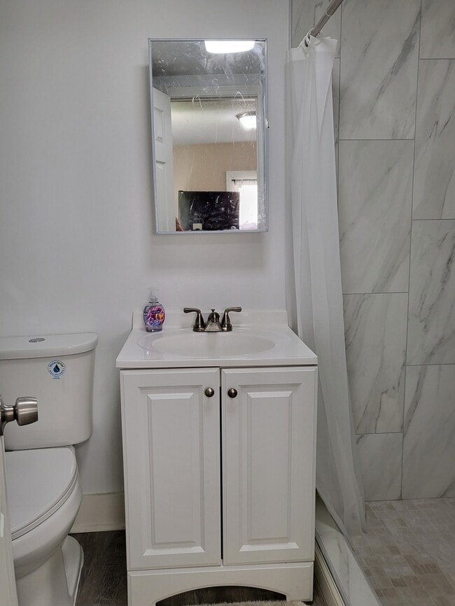 Building Photo - Cozy, clean, stove, fridge, and washer/dryer