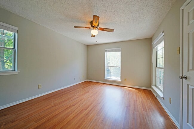 Building Photo - Updated top floor 2br with vaulted ceilings, two balconies and treed views!