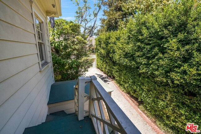 Building Photo - 809 N Bedford Dr
