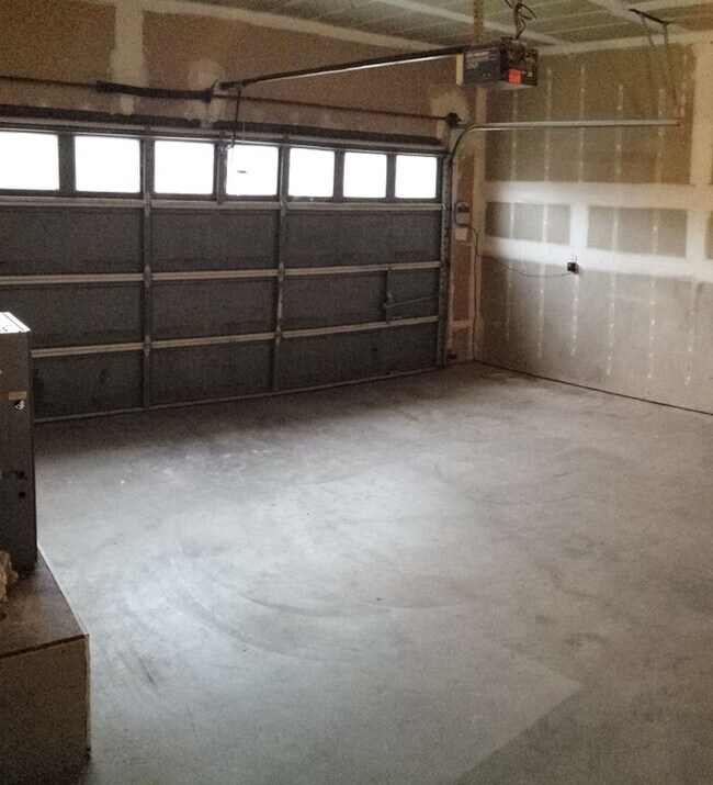 Building Photo - 3/2 House with Double Car garage in McK