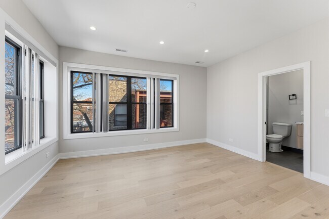 Building Photo - 7518 N Eastlake Terrace