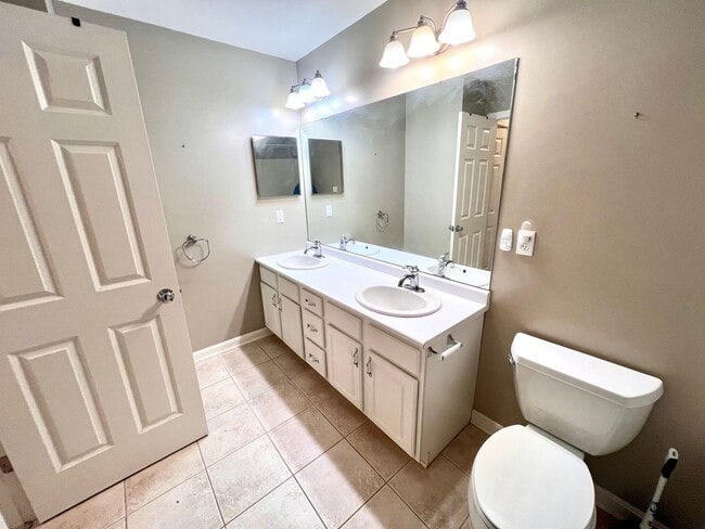 Building Photo - Beautiful Townhome - 3 bedroom 2.5 bath - Must see!