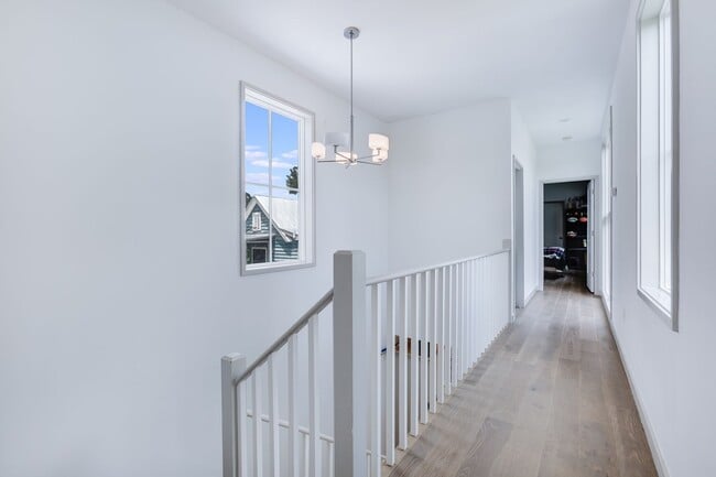Building Photo - Modern Downtown Home!