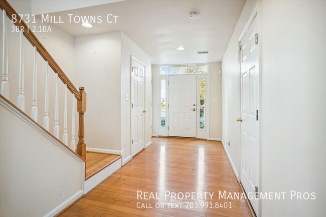 Building Photo - Bright & Spacious End-Unit Townhome – Perf...