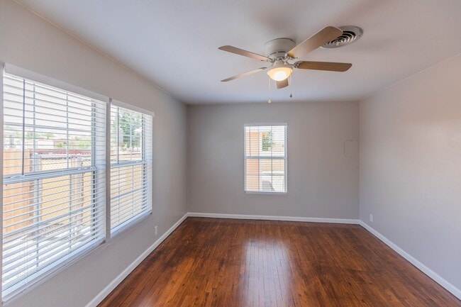 Building Photo - Cozy 3 Bed 2 Bath Home - Pets on Owner App...