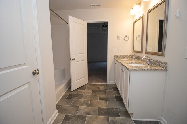 Building Photo - Gorgeous 3 Bedroom, 2 Bath - Available Mid...