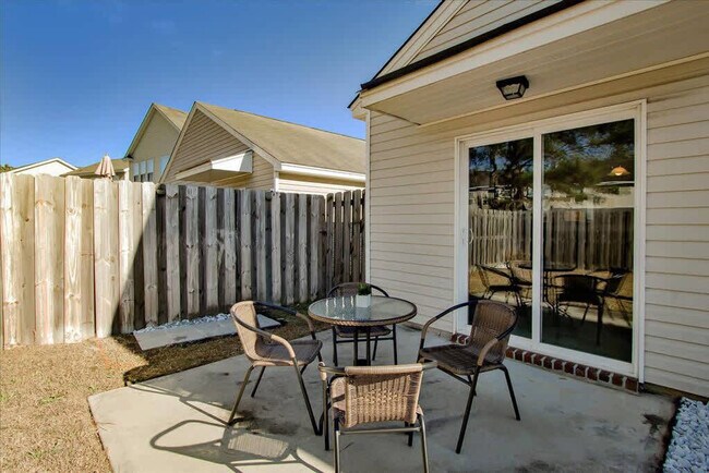 Building Photo - 11 Summer Lake Way