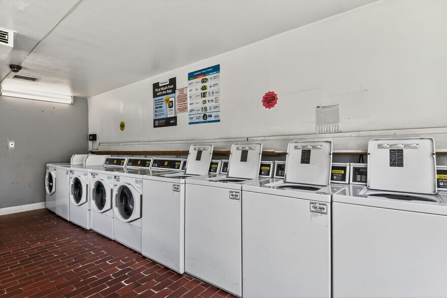 Building Photo - 1250 S Brookhurst St