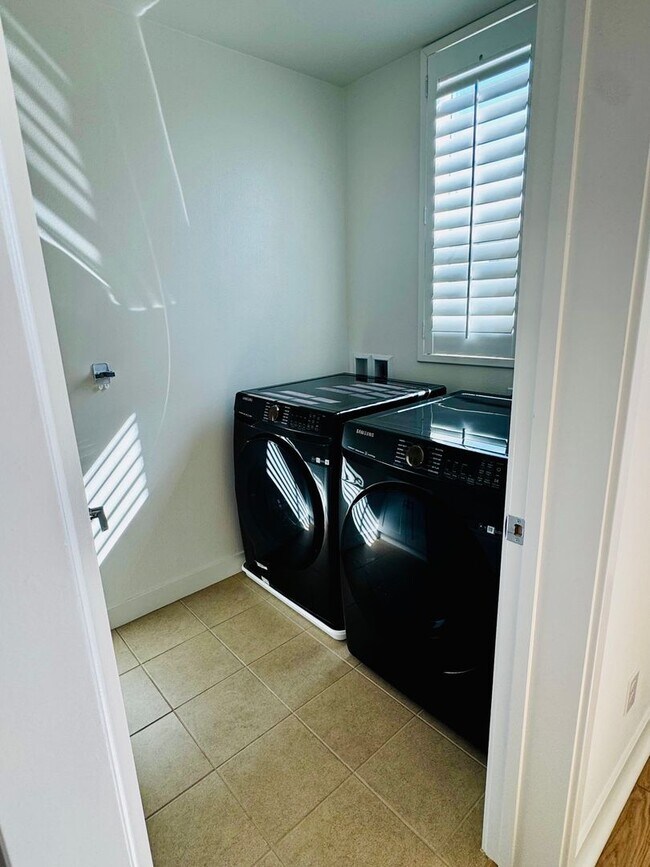 Building Photo - Gorgeous Three Bedroom Townhome For Rent in Gardena!