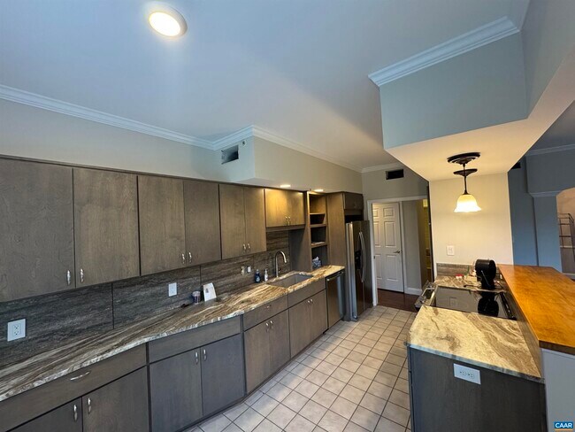 Building Photo - 500 Crestwood Dr