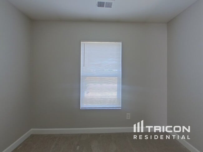 Building Photo - 956 Willow Creek Dr