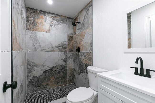 Building Photo - 6125 SW 40th Ct