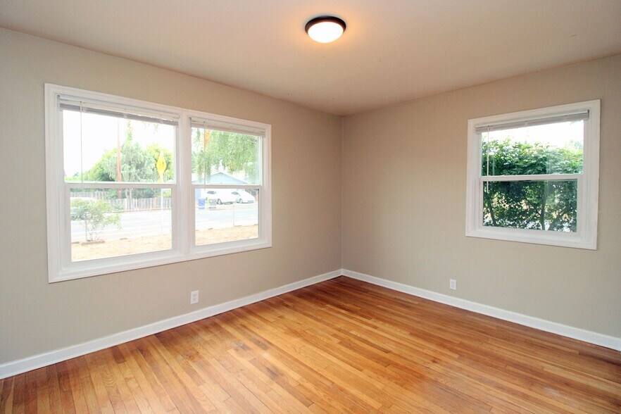 Building Photo - 7805 SE Flavel St