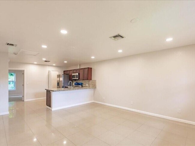 Building Photo - 5201 NW 17th Ct