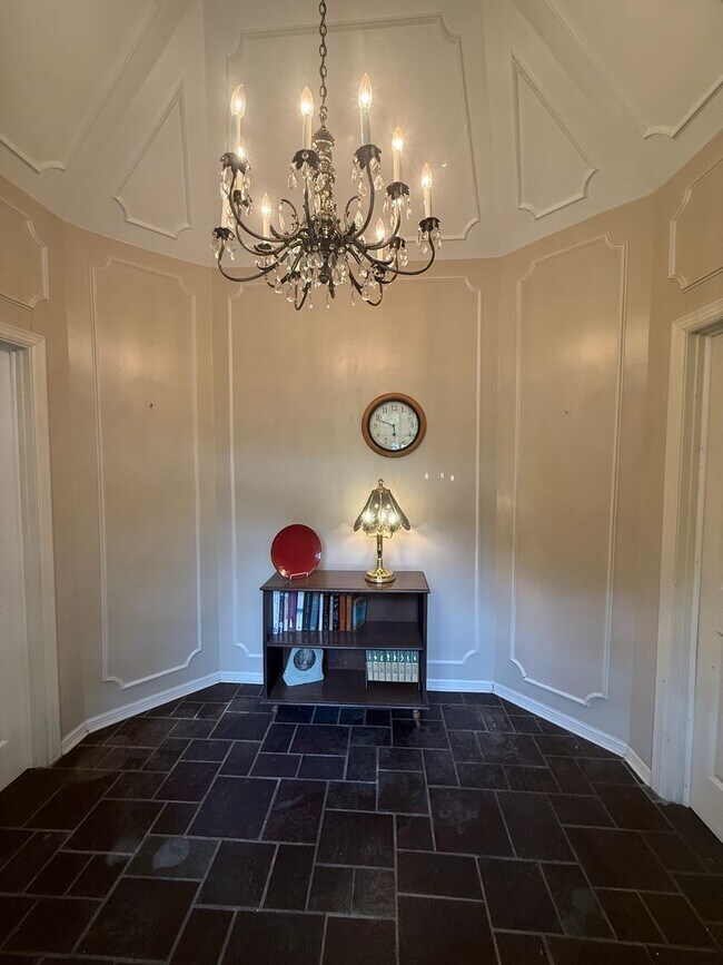 Building Photo - Knoxville 37909 - 2 bedroom, 1.5 bath unit, duplex - Contact Chad Weeks (865) 567-6193