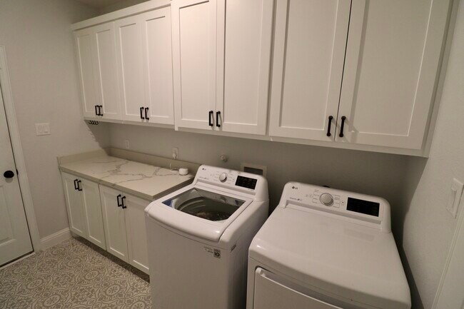 Building Photo - 2009 Toronto St