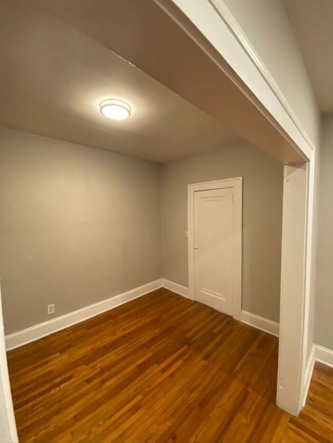 Building Photo - Charming Remodeled 1 Bedroom / 1 Bathroom ...